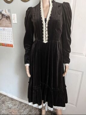 gunne Sax Vintage-Inspired Black Velvet Lace-Trim Midi Dress